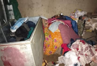 लोकीपुर गांव में चोरी के बाद बिखरा सामान