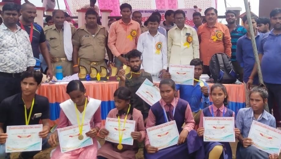 The team of Kashtakhaira and Laxmipur Deurwan is victorious in volleyball