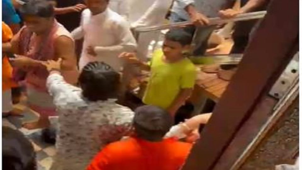 Clashed among Sevayats of Banke Bihari temple fiercely fought mathura news