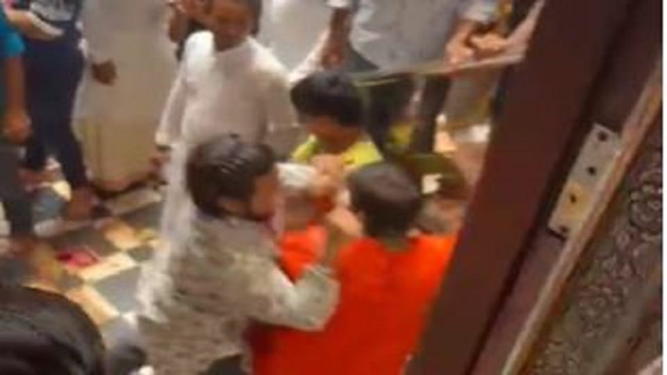 Clashed among Sevayats of Banke Bihari temple fiercely fought mathura news