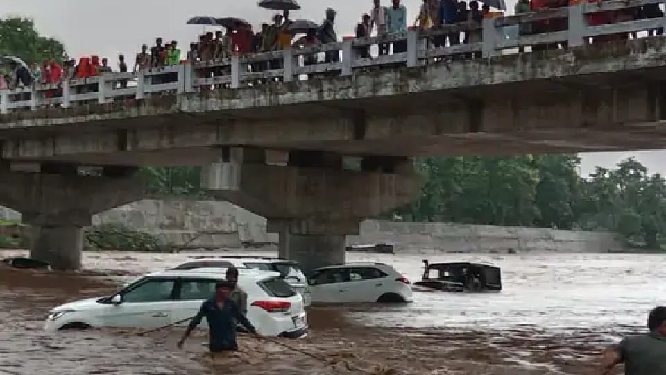 Madhya Pradesh: Water suddenly rises in river near Barwah, 13 cars stuck in water