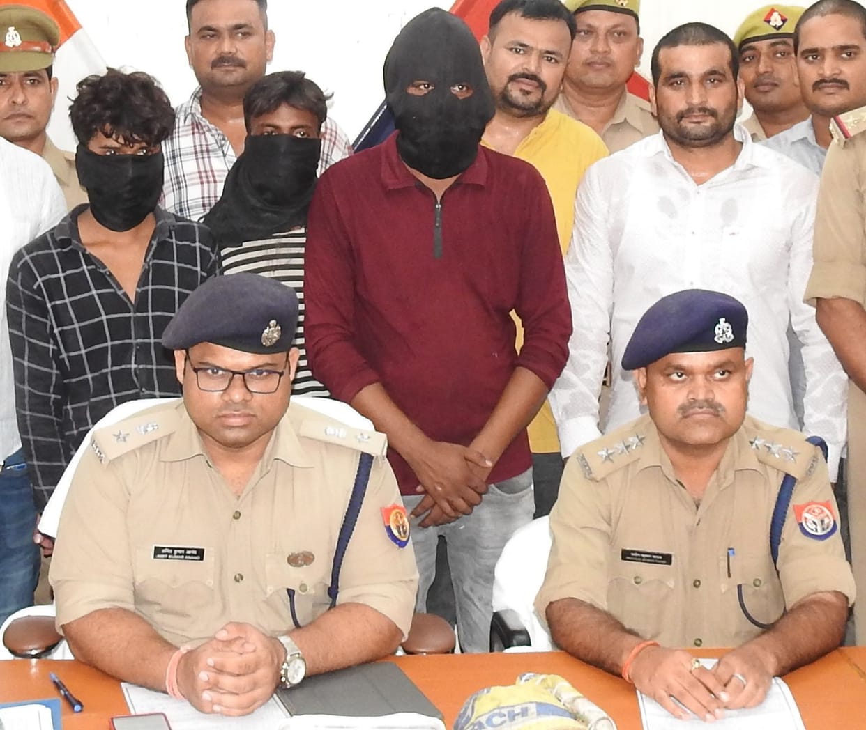 police arrest three people in robbery