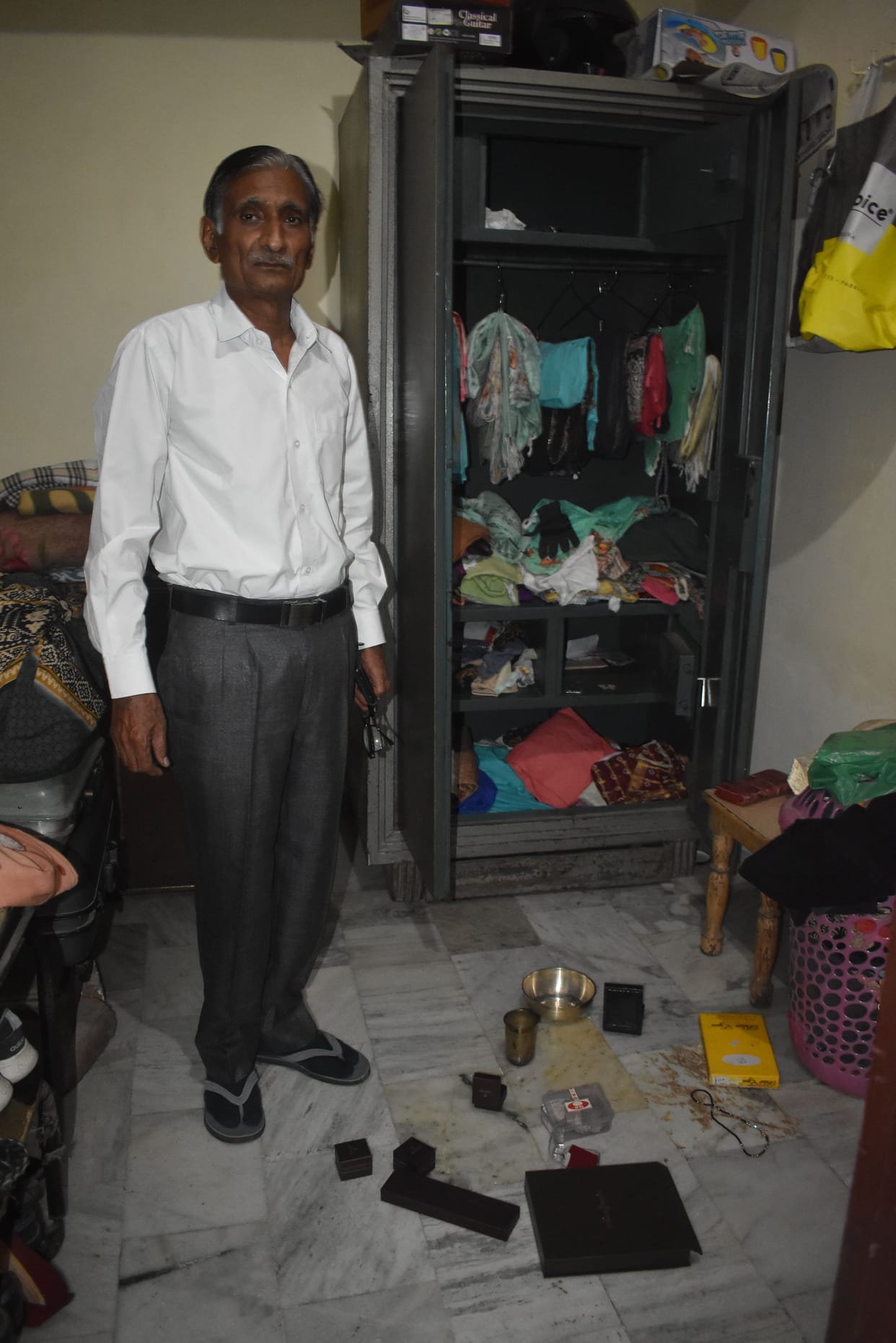 18 tola gold and 30 thousand rupees cash stolen from government teacher's house