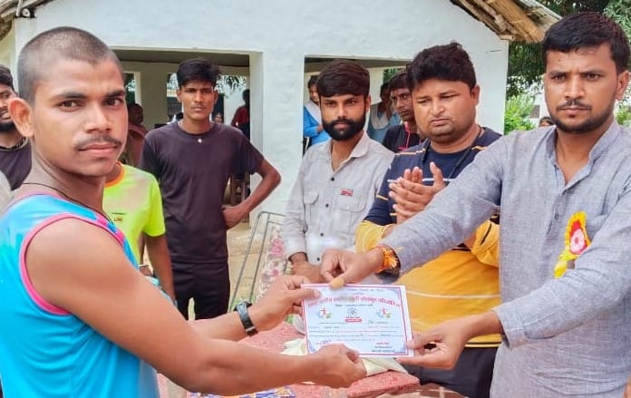 Dinesh in eight hundred meters race, Indravati-Suraj first in two hundred