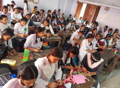 प्रतियोगिता दौरान राखी बनातीं छात्राएं।