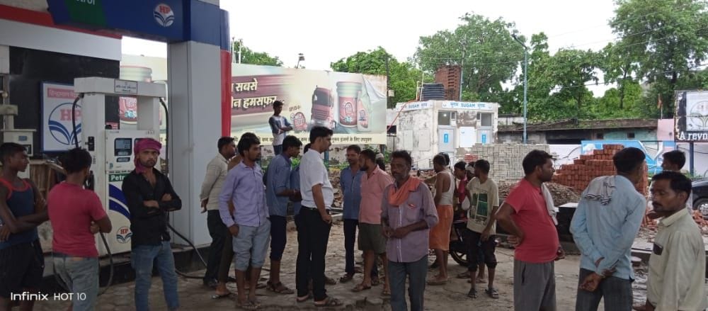 Hathras: Fight over complaint of water in petrol, uproar