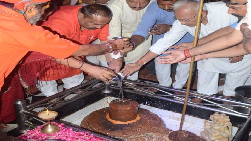 Sawan last Somwar 2022 Devotees Gathered For Jalabhishek Of Lord Shiva In Agra