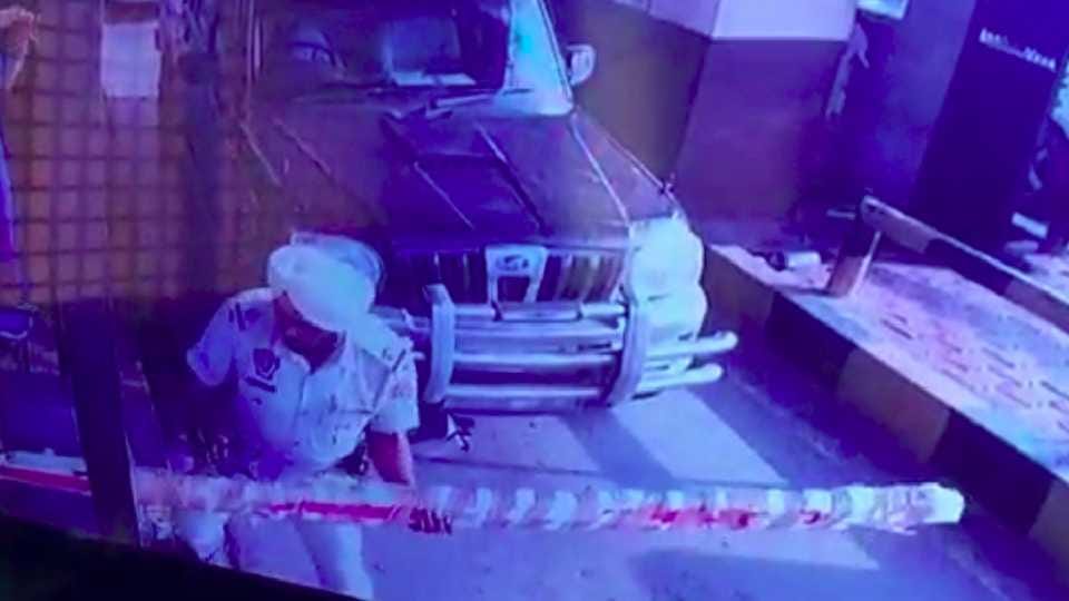 AAP MLA got angry over non-opening of VIP lane of toll in Punjab