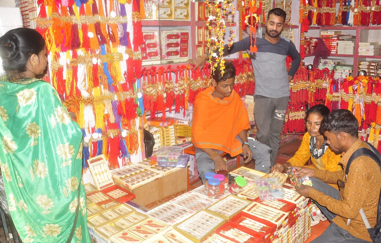 Rakhis adorned in the market, hope of good business after two years