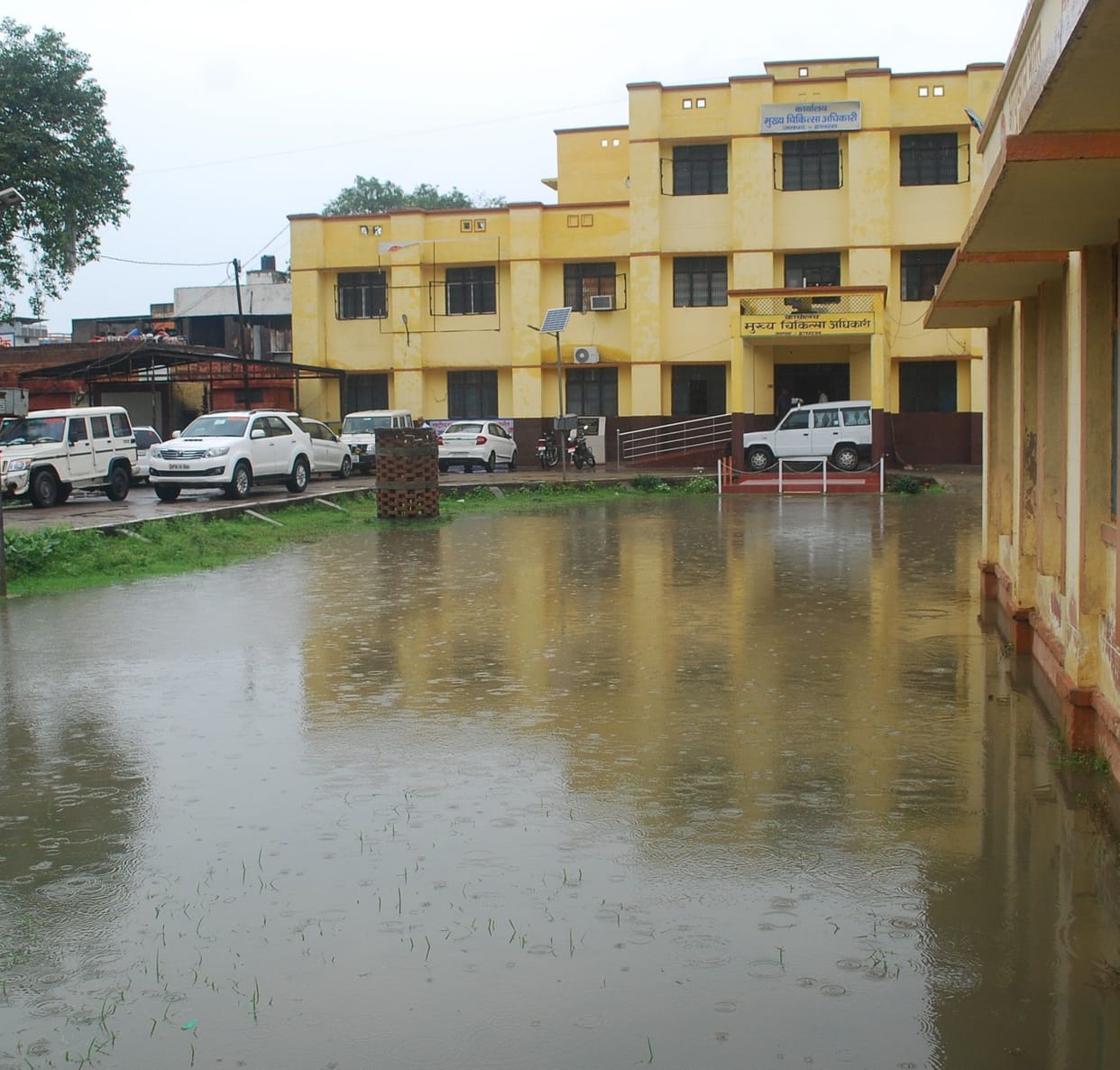 Hathras: Water entered the government offices of the district due to rain
