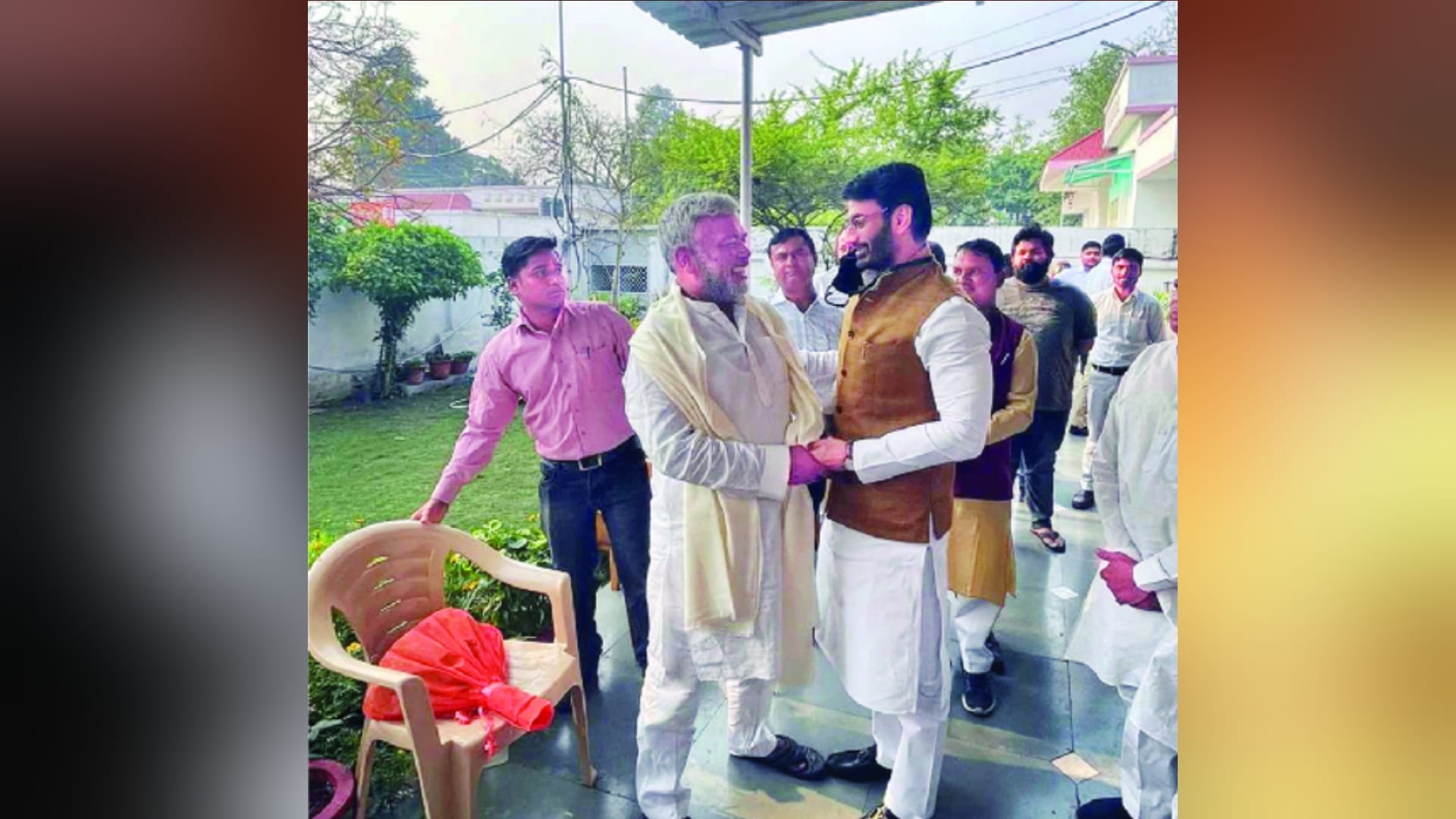 Shrikant Tyagi Photo viral with big leaders of BJP who misbehaved with women Omaxe Grand Society of Noida
