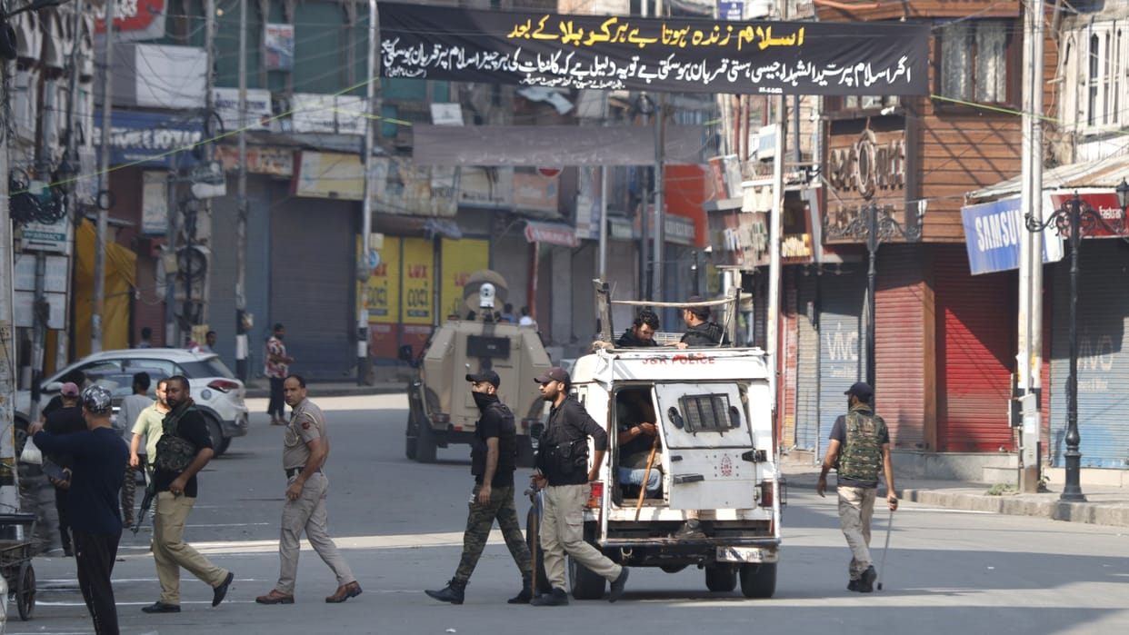 Srinagar Curfew like restrictions in many areas internet shutdown Muharram procession not allowed through the