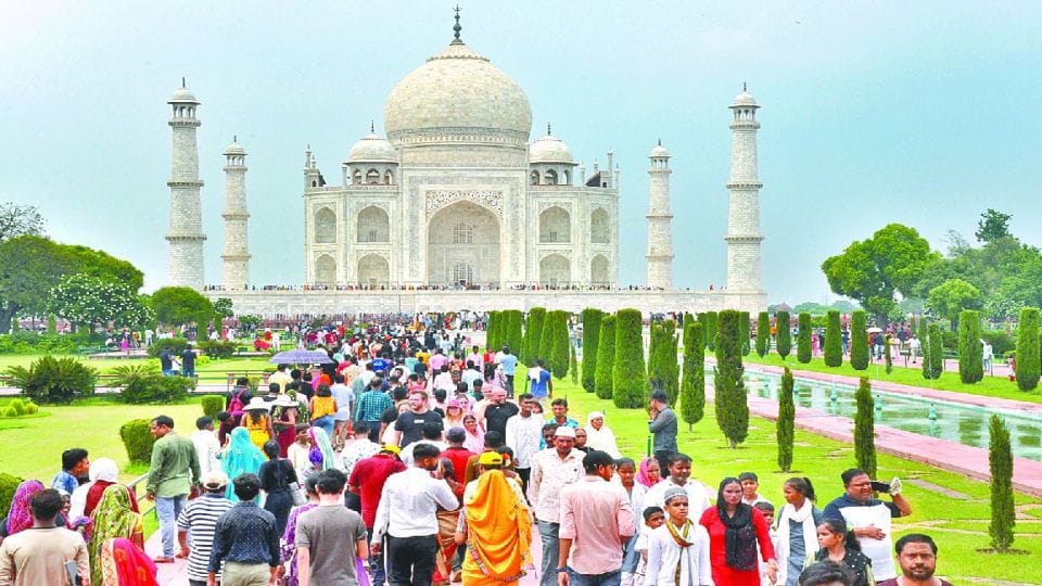 huge crowd of tourists gathered at taj mahal on monday