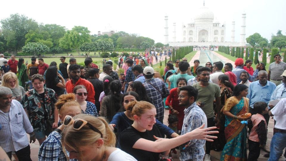 More than 60 thousand tourists visited the Taj Mahal free on the weekend