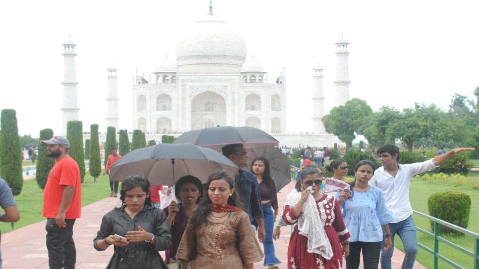 More than 60 thousand tourists visited the Taj Mahal free on the weekend