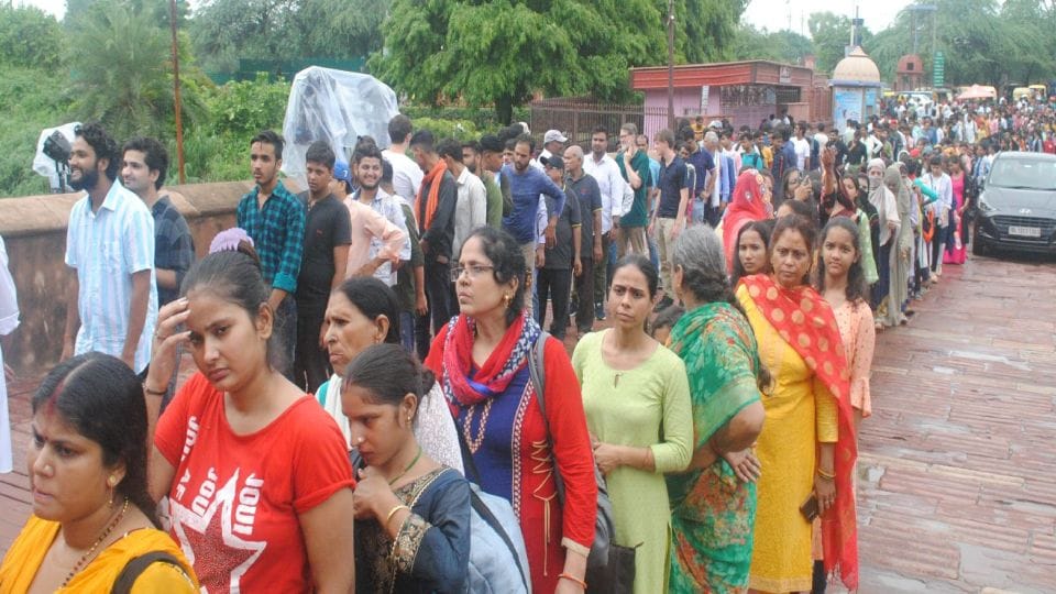 crowd control arrangements failed at Taj Mahal due to huge tourists visited