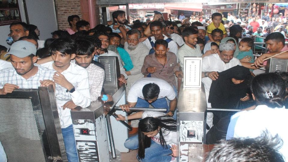 crowd control arrangements failed at Taj Mahal due to huge tourists visited