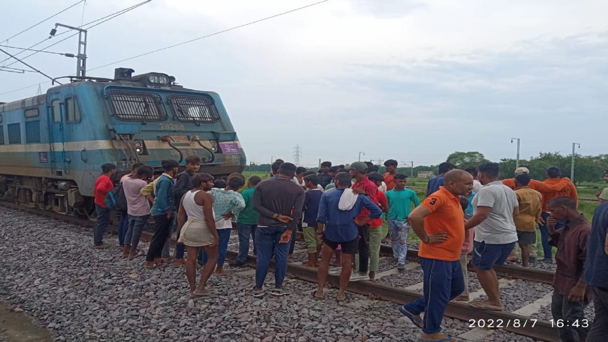 young man dragged for eight kilometers trapped in a train