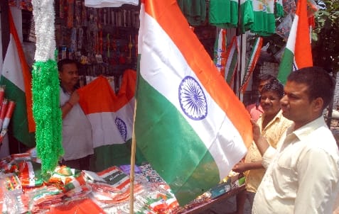 The growing passion for the tricolor, buyers flocking to the shops