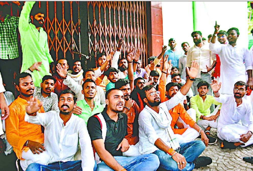 Kashi vidyapith Students put a lock on the administrative building, protested