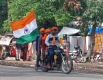कछला जल लेने जाते युवा। संवाद