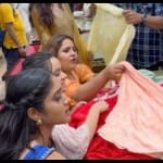 अक्षय कुमार अपनी ऑनस्क्रीन बहनों के साथ शॉपिंग करते हुए।