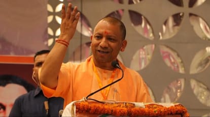 UP News: सीएम योगी ने अधिवक्ताओं को दी सौगात, बोले- विकास के रथ पर सवार है गोरखपुर CM Yogi inaugurated Advocate Chambers and laid foundation stone of Digital Library