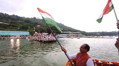 Har Ghar Tiranga: CM Shivraj hoisted the tricolor in the big pond, reached the Rajabhoj statue from the boat c