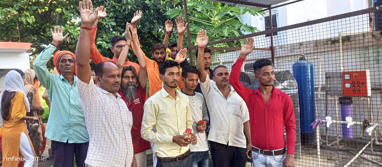 aaro kharaab, shraddhaaluon ne kiya pradarshan