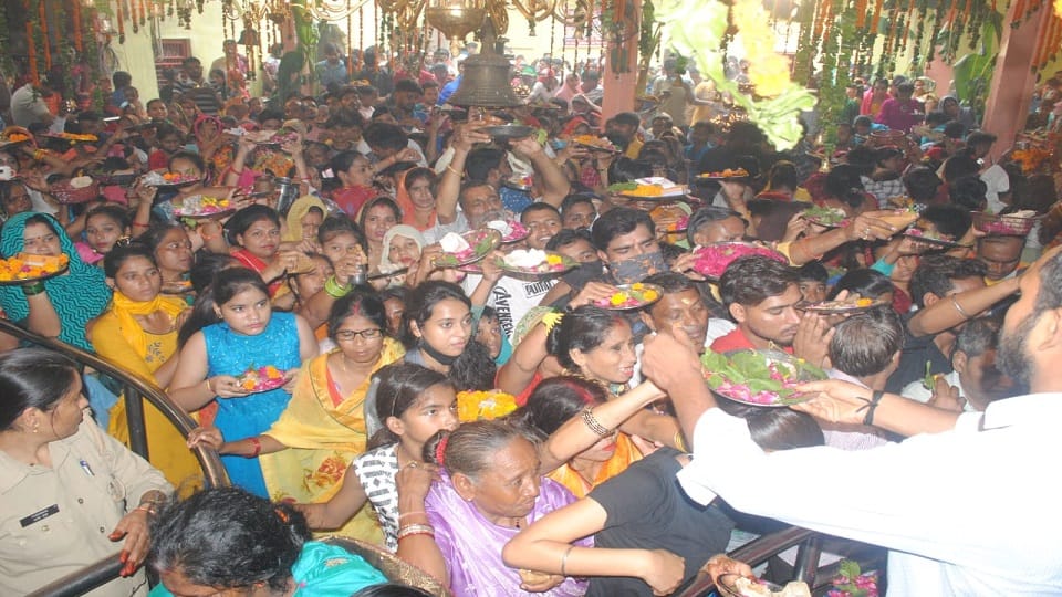 Sawan last Somwar 2022 Devotees Gathered For Jalabhishek Of Lord Shiva In Agra