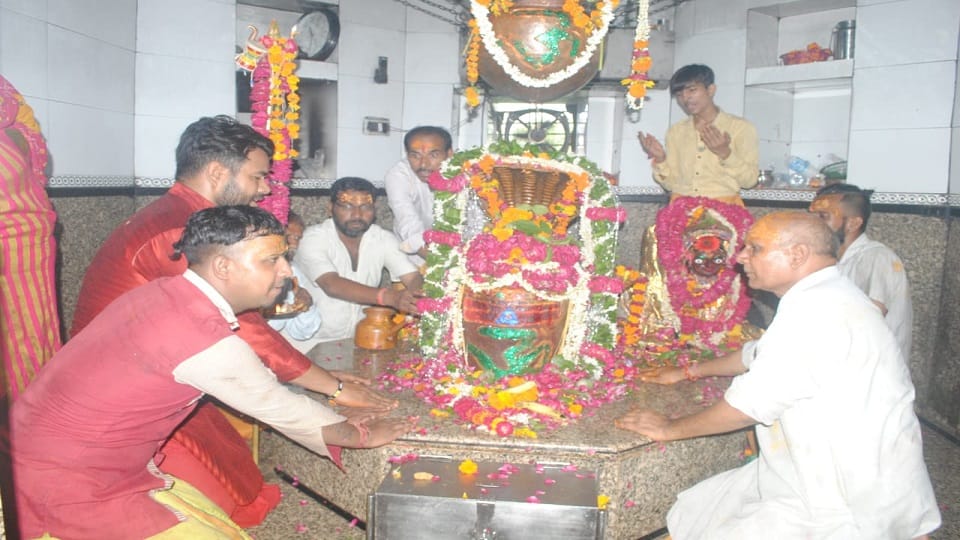 Sawan last Somwar 2022 Devotees Gathered For Jalabhishek Of Lord Shiva In Agra