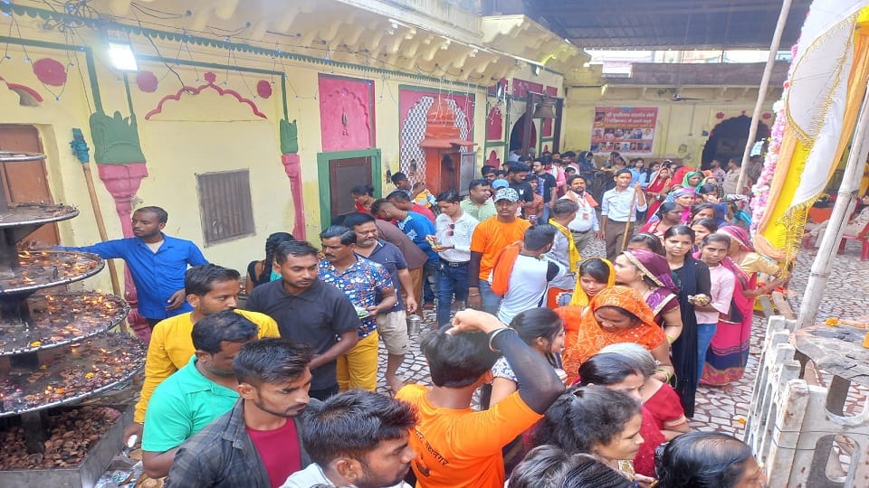 Sawan last Somwar 2022 Devotees Gathered For Jalabhishek Of Lord Shiva In Agra