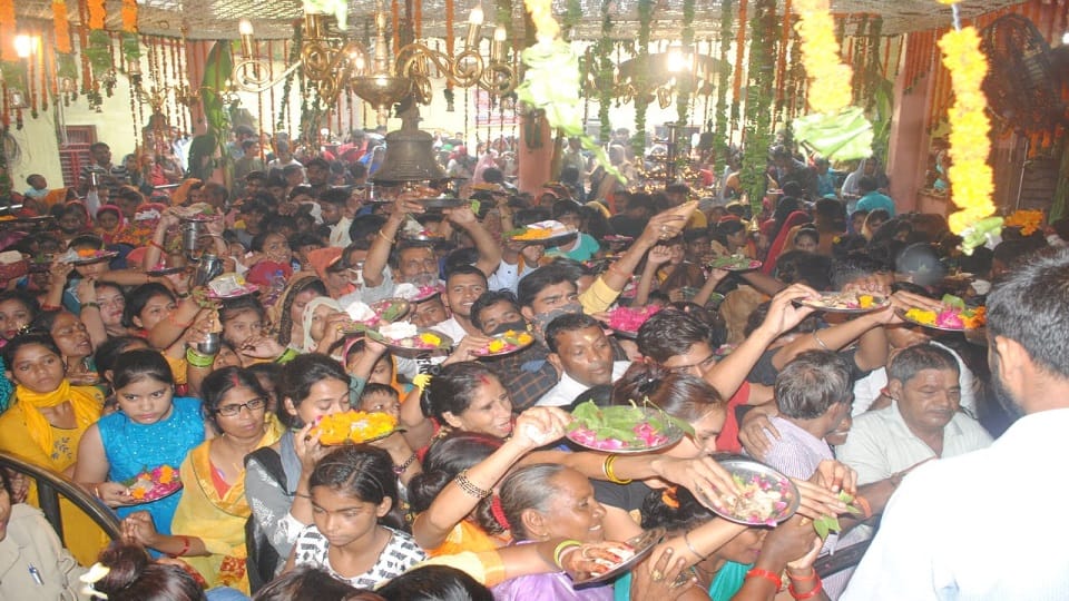 Sawan last Somwar 2022 Devotees Gathered For Jalabhishek Of Lord Shiva In Agra