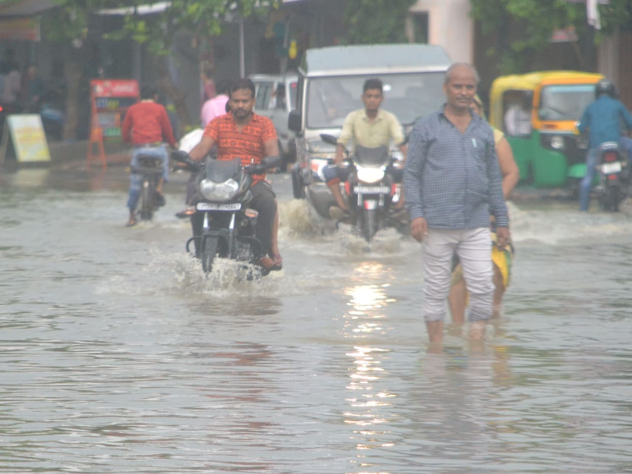 kanpur dehat: One hour rain made lanes pond, water entered the houses, traffic problem