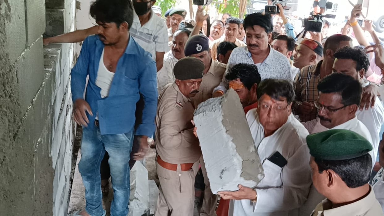 Bhopal News: Forest department closed the gate of Kali Maa's temple with brick and cement, broke the wall afte