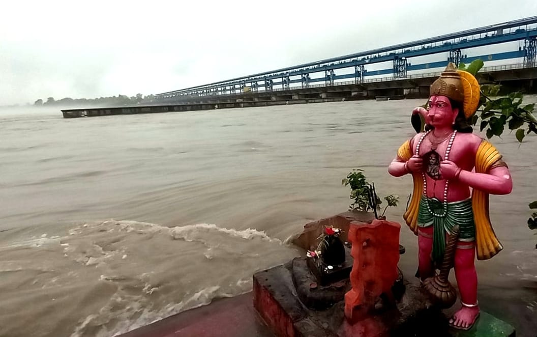 Due to the rain of the mountain, there was a boom in the Ganges