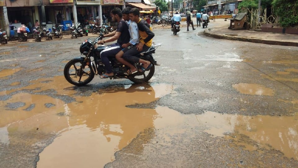 Shivpuri: The road leading to the fort of the historical Suravaya is full of potholes, filled with mud