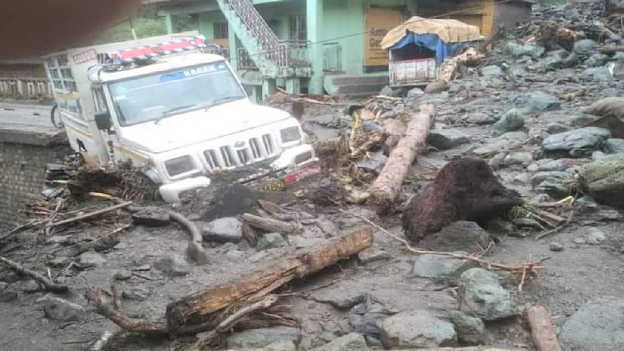 himachal weather, Clouds burst at two places in Himachal's Chamba, 23 houses and 10 bridges damaged, many vehi