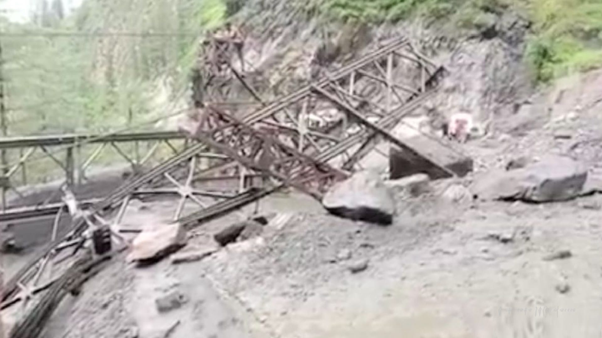himachal weather, Clouds burst at two places in Himachal's Chamba, 23 houses and 10 bridges damaged, many vehi