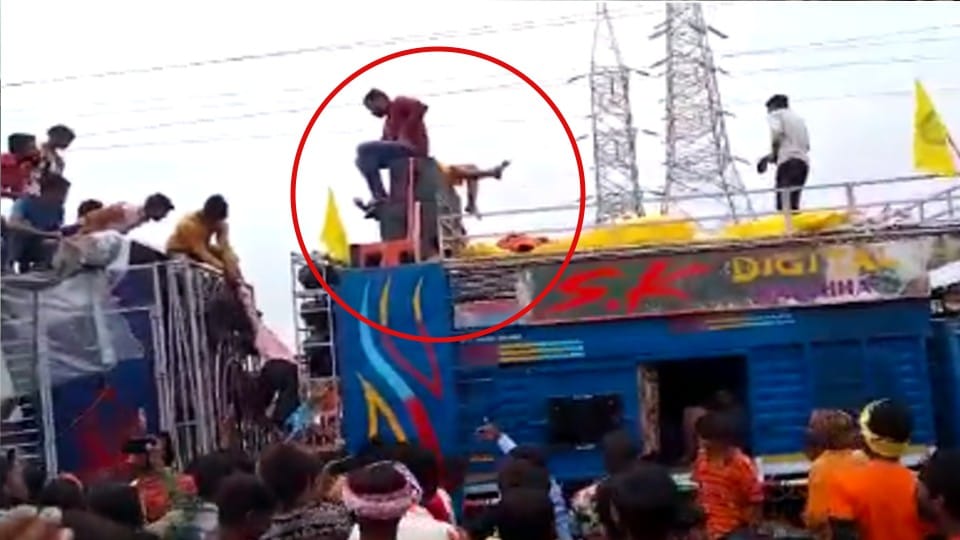 Indore: In Mhow, the youths dancing by climbing on the DJ felt the current, four were hit by each other's hand