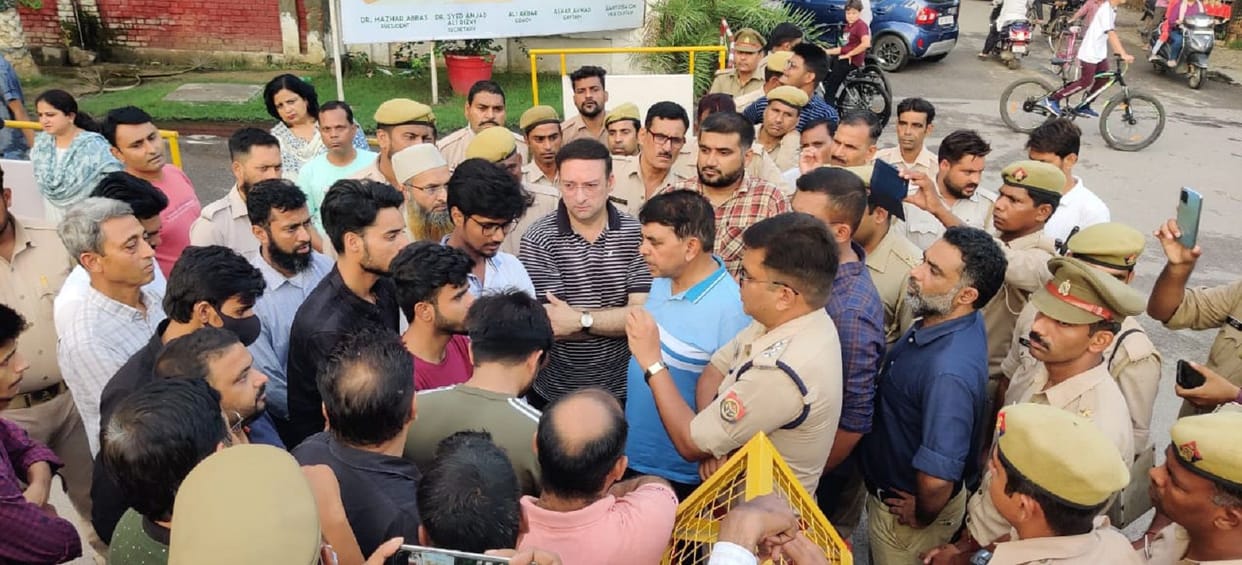 Aligarh: AMU student group clashed again in the night, three injured in firing
