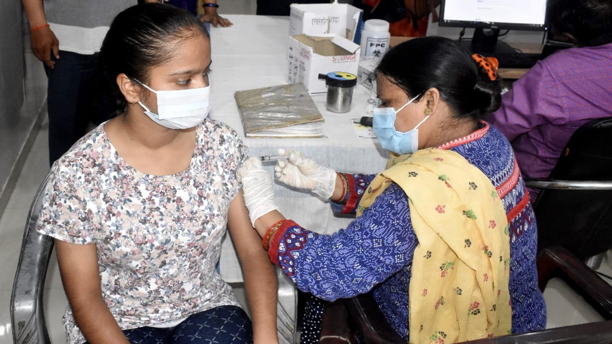 Booster dose given to 25 thousand people in mega camp in gorakhpur
