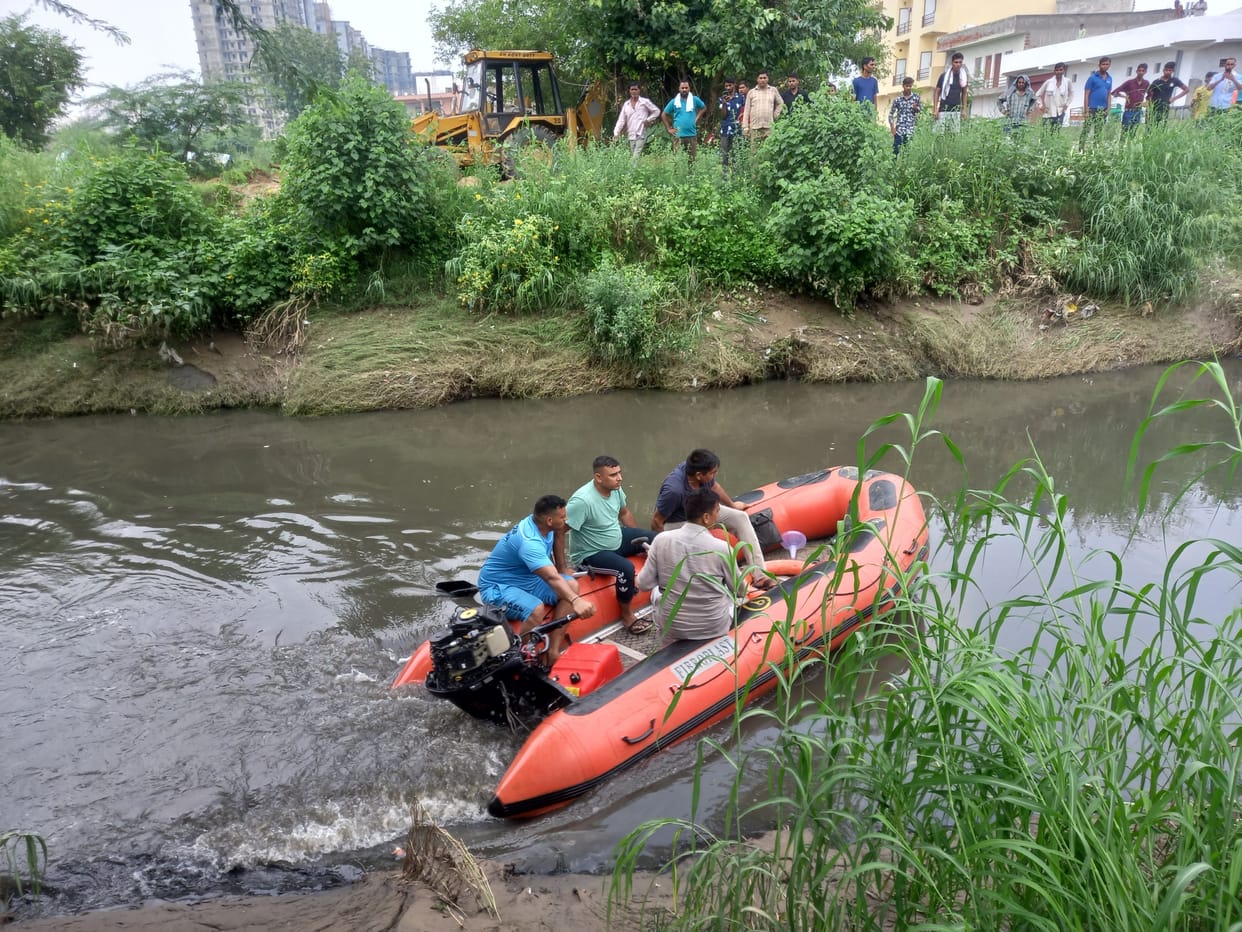 No trace of the child who fell in the drain even after 24 hours