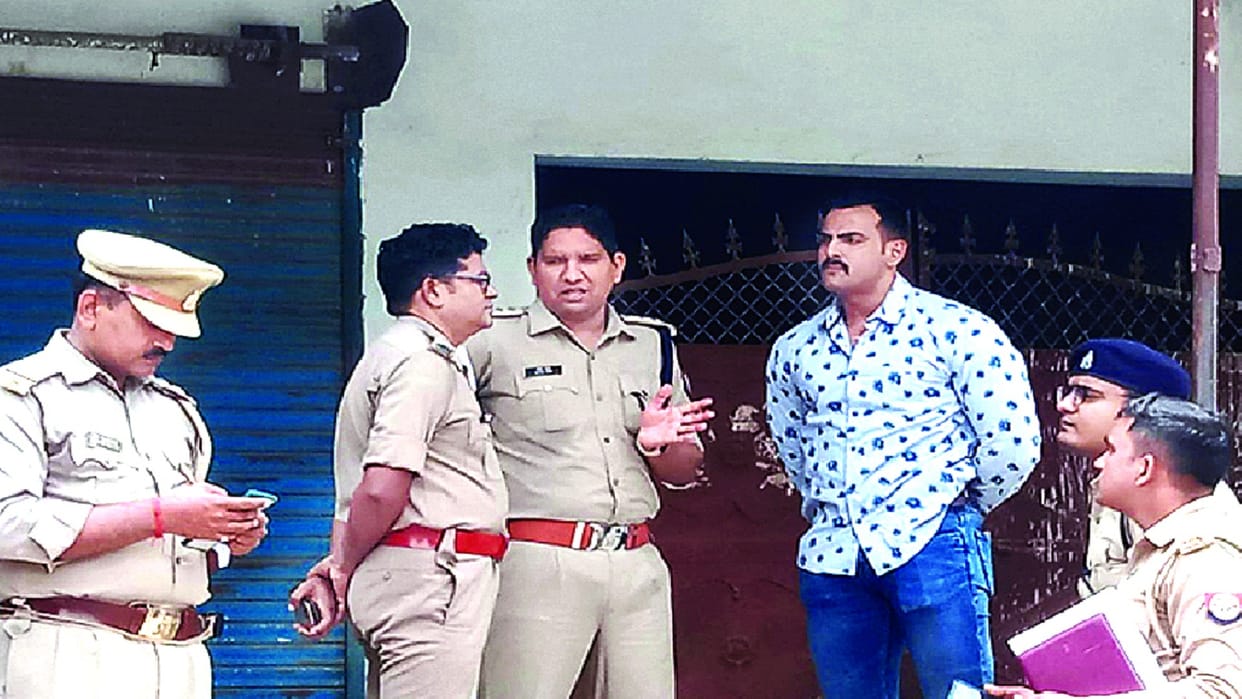 attackers also snatched the purse and mobile of the bank manager