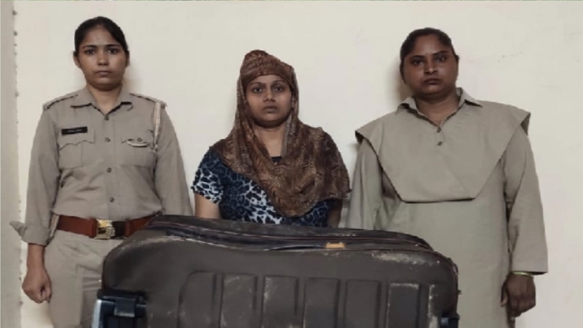 Girlfriend living in live in for four years cut lover s throat by razor in Sahibabad