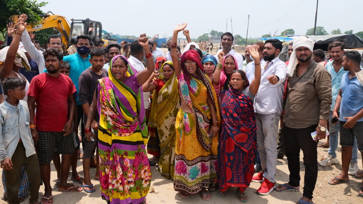 people angry protest against dumping of garbage on ekla dam gorakhpur