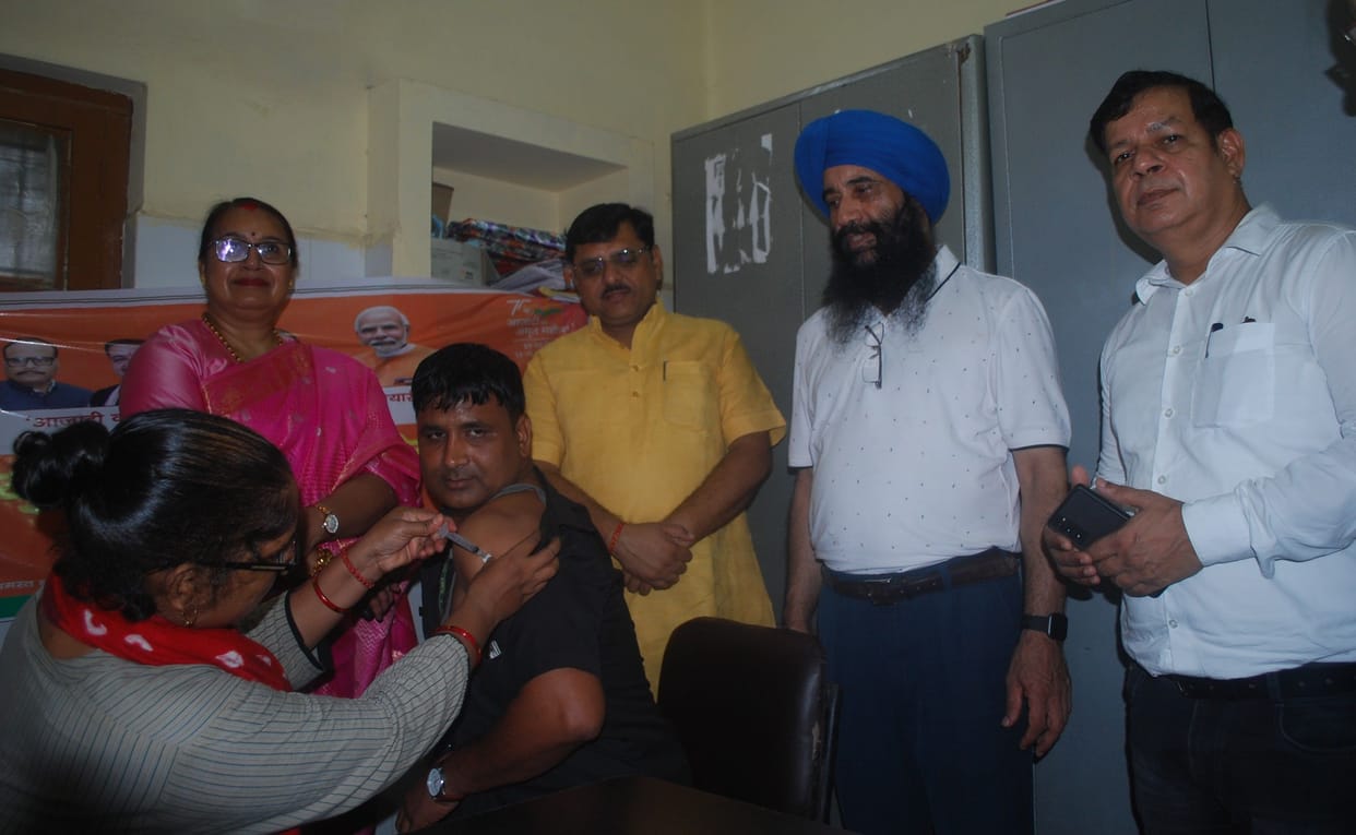 Hathras: 9,972 people got precautionary vaccine in special campaign