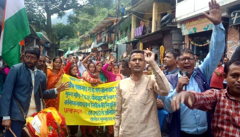 Parents sitting on indefinite dharna for the deployment of teachers