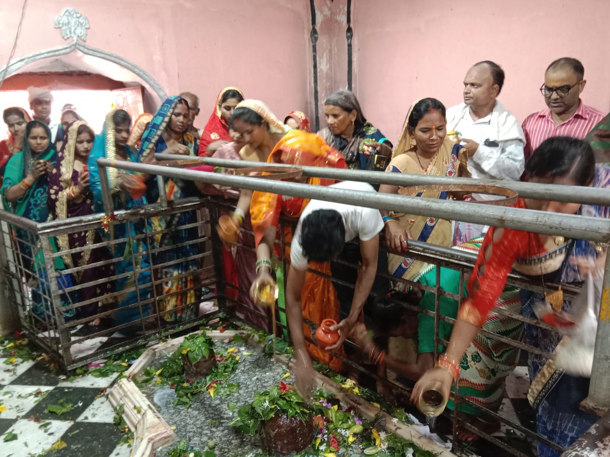 Har Har Mahadev resonated in pagodas, devotees performed Jalabhishek