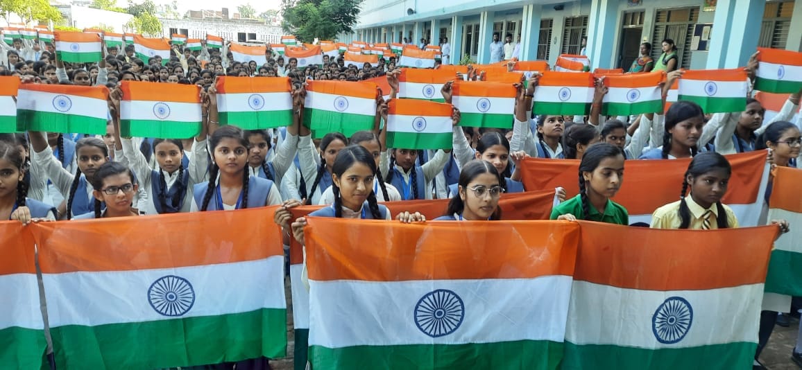 The flag of patriotism was awakened by distributing the tricolor on the nectar festival of independence